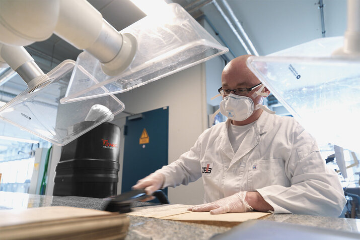 Průmyslový vysavač Ruwac DS1220 vysává papírový prach plíseň v Centru pro renovaci knih v Lipsku.