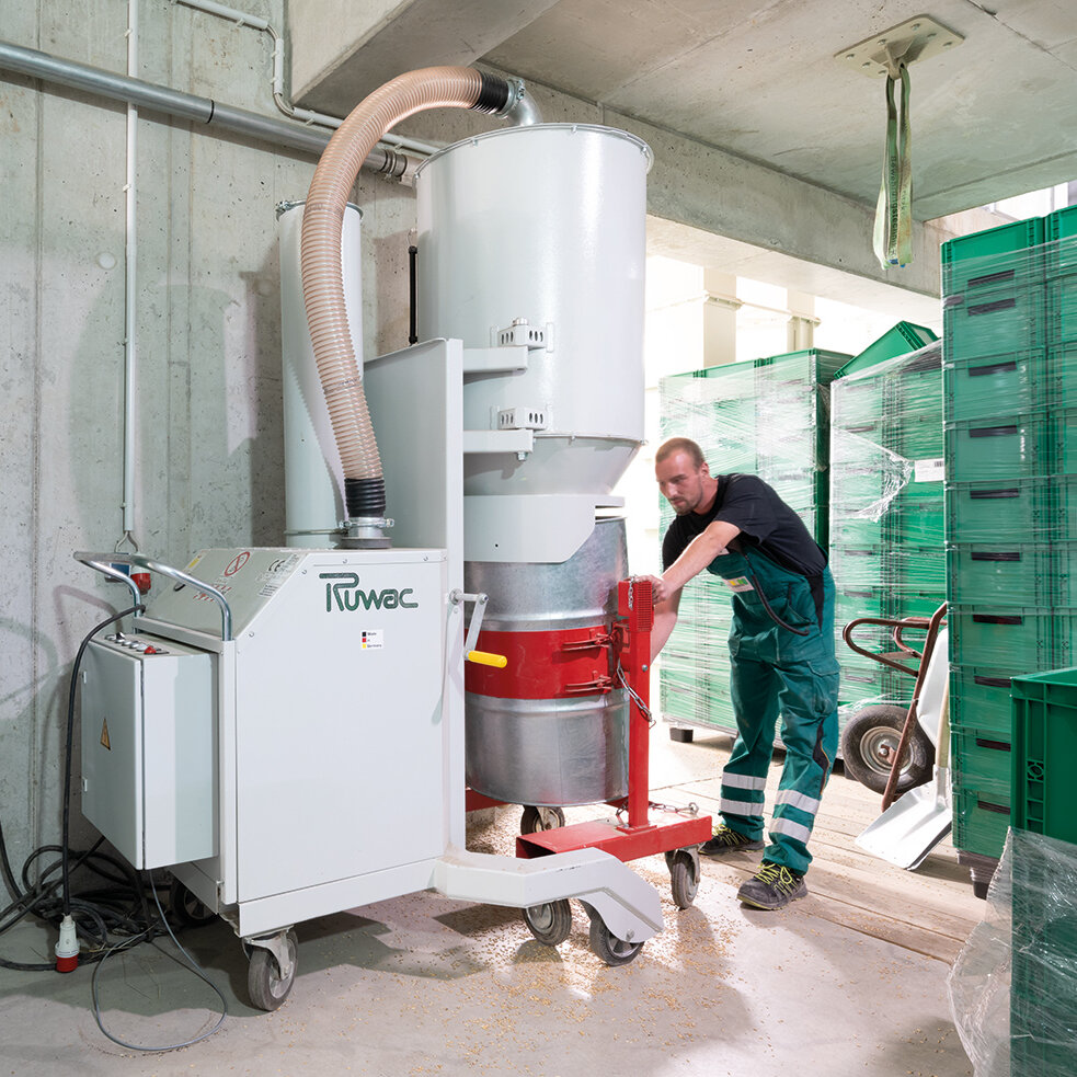 Průmyslový vysavač Ruwac DA5150 vysává prach z obilí v obilném skladu GT Rostock.