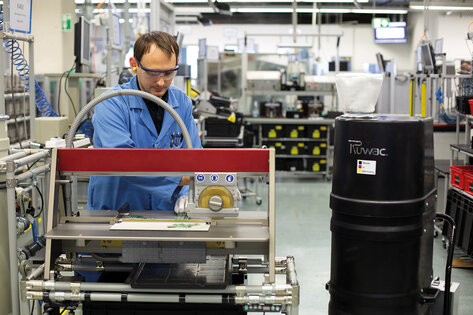 Průmyslový vysavač Ruwac s pohonem na třífázový střídavý proud DS1220 vysává azbest u firmy Schmersal ve Wuppertalu