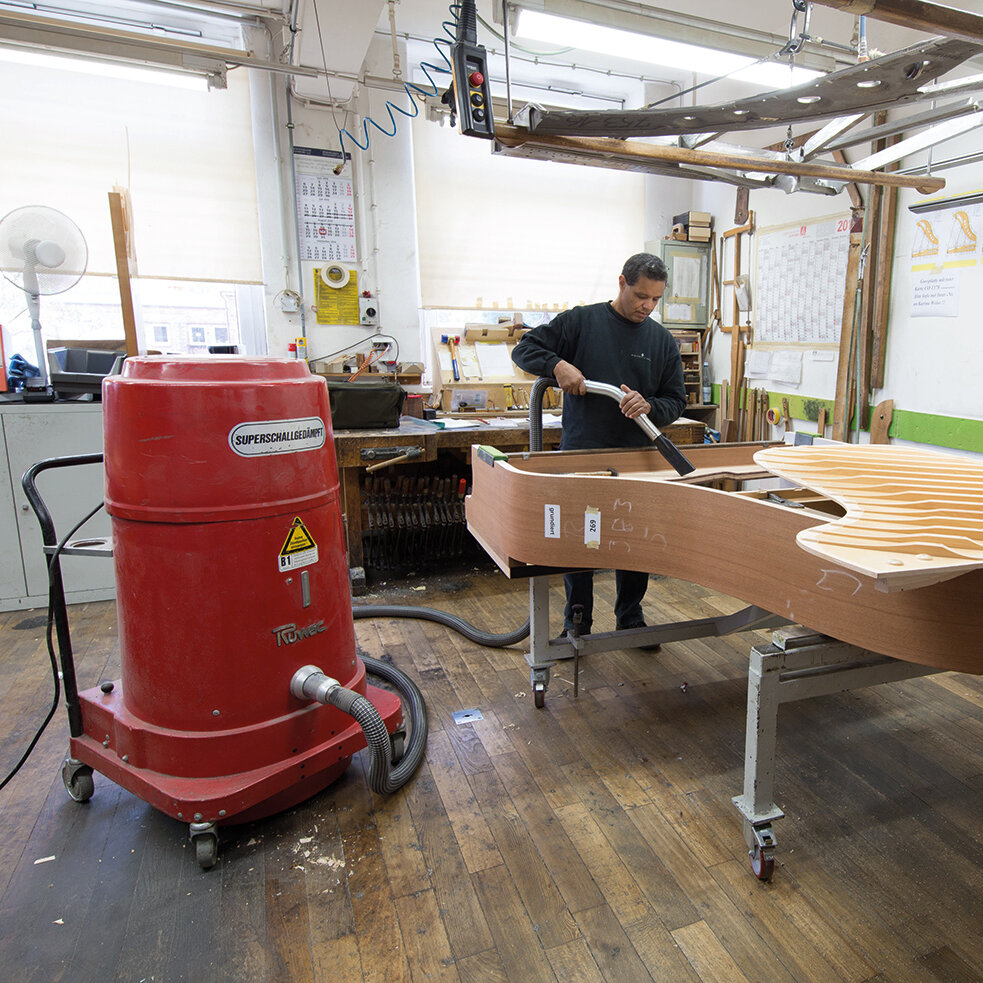 Průmyslový vysavač Ruwac DS2 vysává dřevěné třísky u firmy Steinway & Sons v Hamburku.
