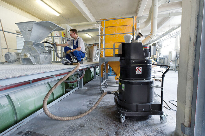 Průmyslový vysavač Ruwac s třífázovým pohonem na střídavý proud DS1220 pro oblasti s nebezpečím výbuchu prachu vysává plastové pigmenty v závodu Raschig v Espenheimu
