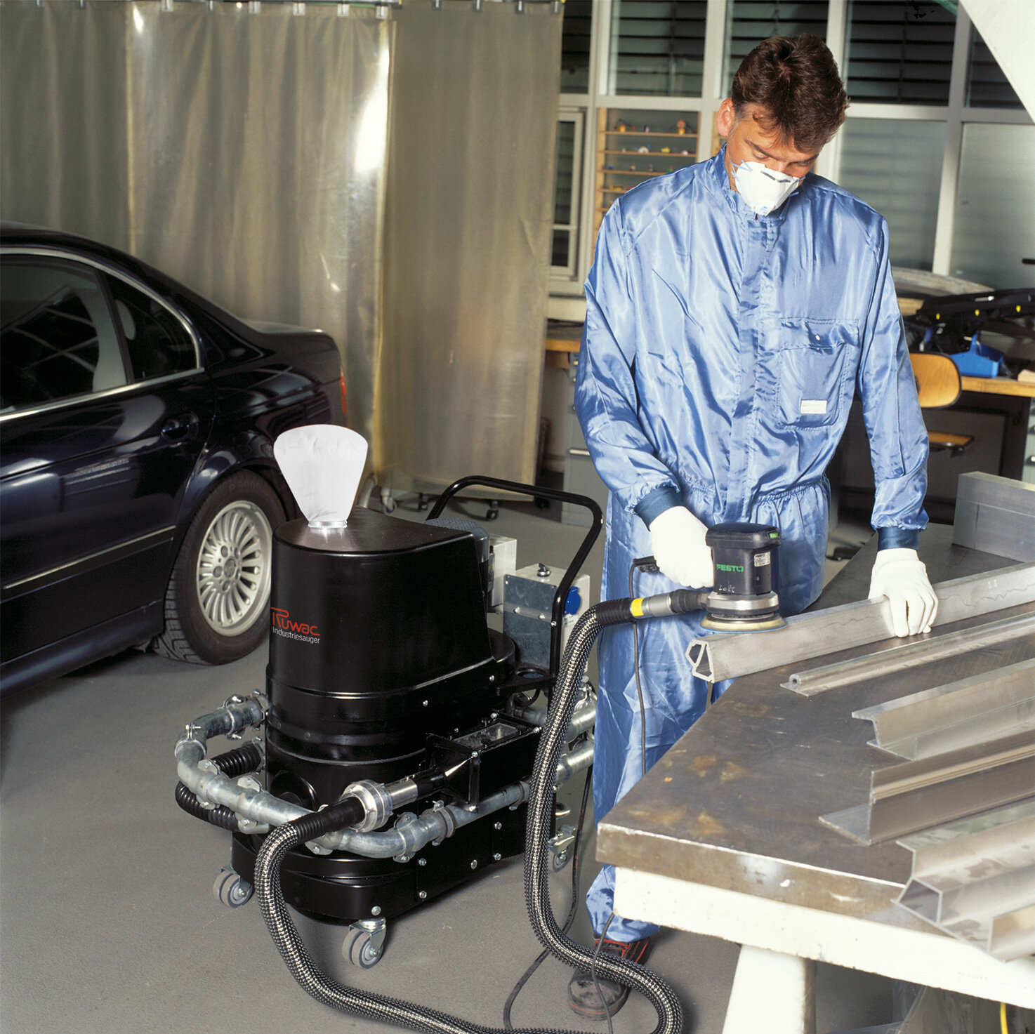 Průmyslový vysavač Ruwac R01 R022 s lapačem jisker v oblasti s nebezpečím výbuchu prachu vysává hořlavý hliníkový prach u společnosti BMW v Mnichově.