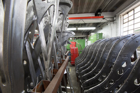 Průmyslový vysavač Ruwac DS2 vysává kovové špony u firmy Steinway & Sons v Hamburku.