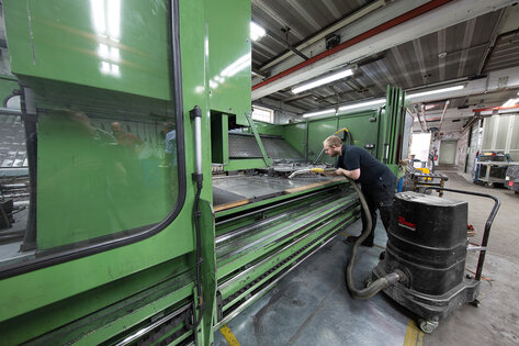 Průmyslový vysavač Ruwac DS1 vysává kovové špony u firmy Steinway & Sons v Hamburku.